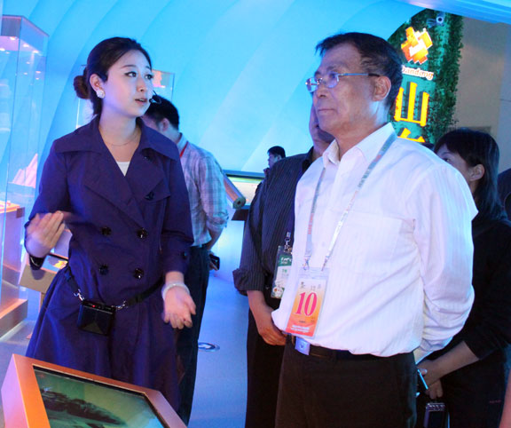 济南军区副司令员冯兆举一行访问世博会山东馆